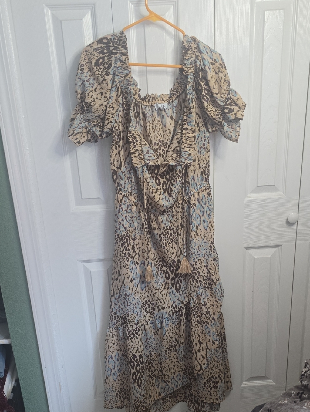 sofia by sofia vergara Beige and Light Blue Animal-Print Puff Sleeve Midi Dress